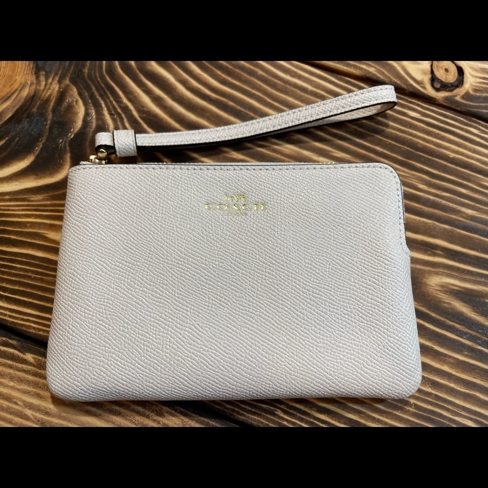 BNWT Coach Corner Zip Wristlet